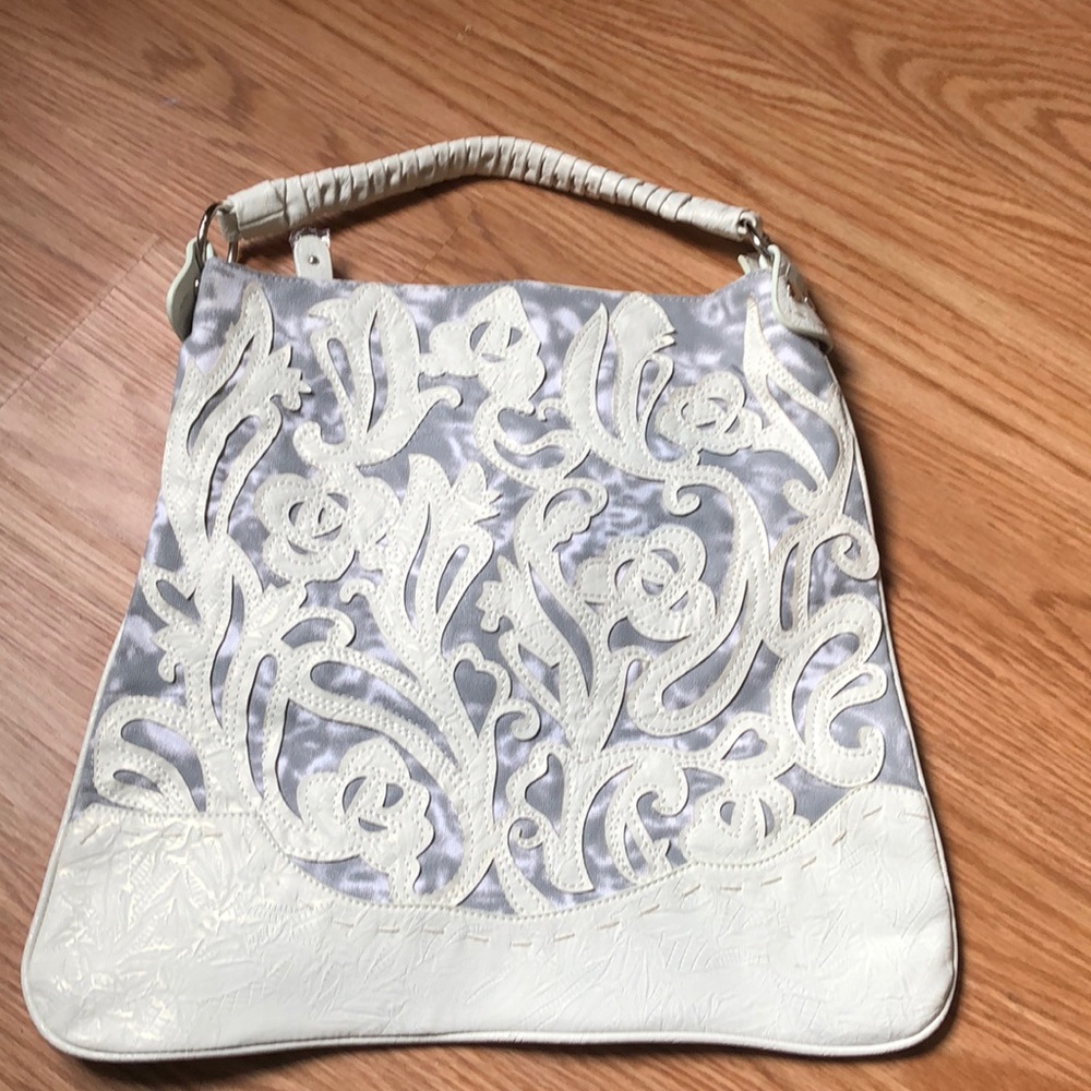 Le gio grey white purse